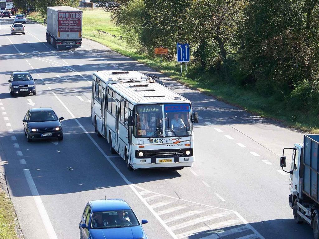 Posledním vyřazeným kloubovým autobusem Ikarus 280 u nás byl modernizovaný vůz provozovaný v Táboře.