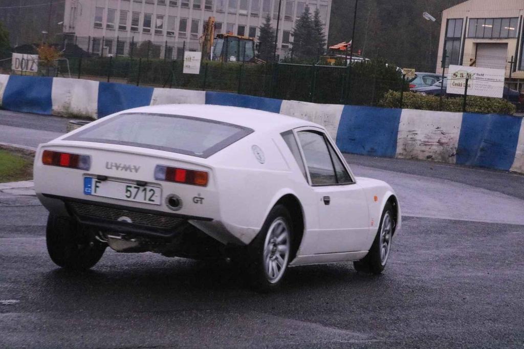 Zde je jasně vidět uspořádání pohonu vše vzadu.