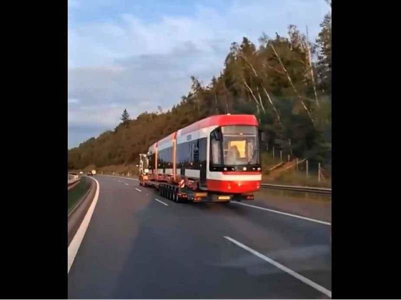 Fanoušek městské hromadné dopravy natočil zcela novou obousměrnou šalinu Škoda ForCity Smart 45T směřující po dálnici D1 do svého nového domova v Brně.