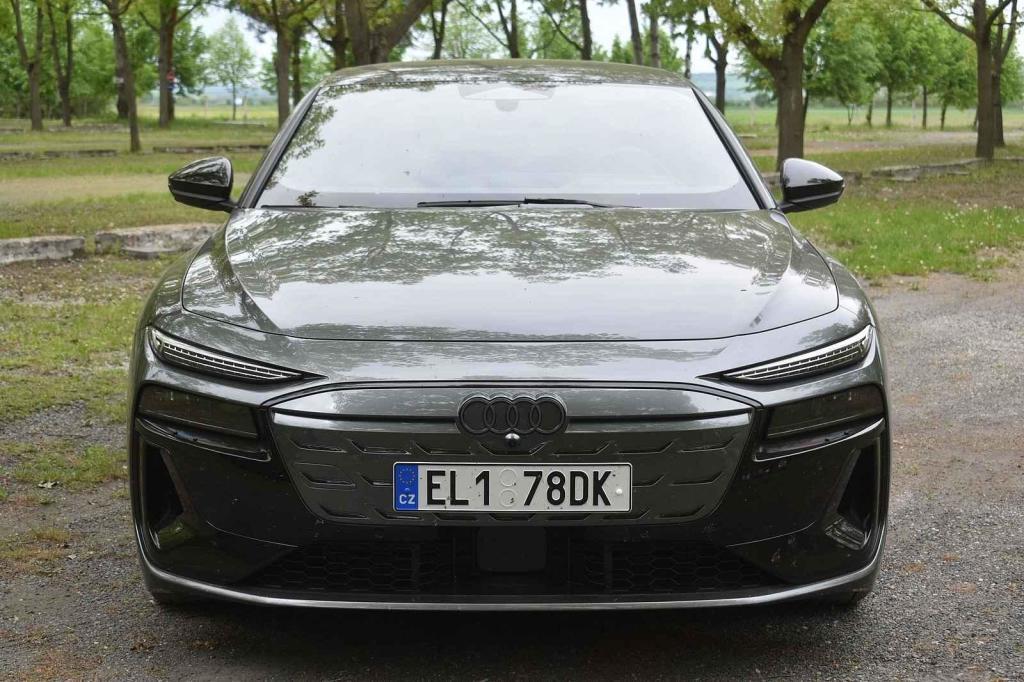 Příď je samozřejmě vyplněná plastem.