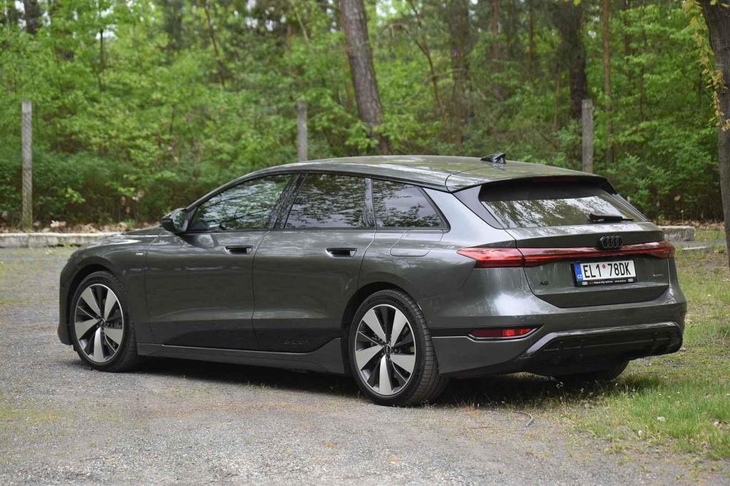 Jde o sportovní, ale i dostatečně praktické auto.