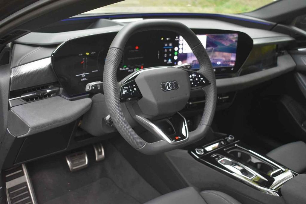Interiér se moc neliší od modelů se spalovacími motory.