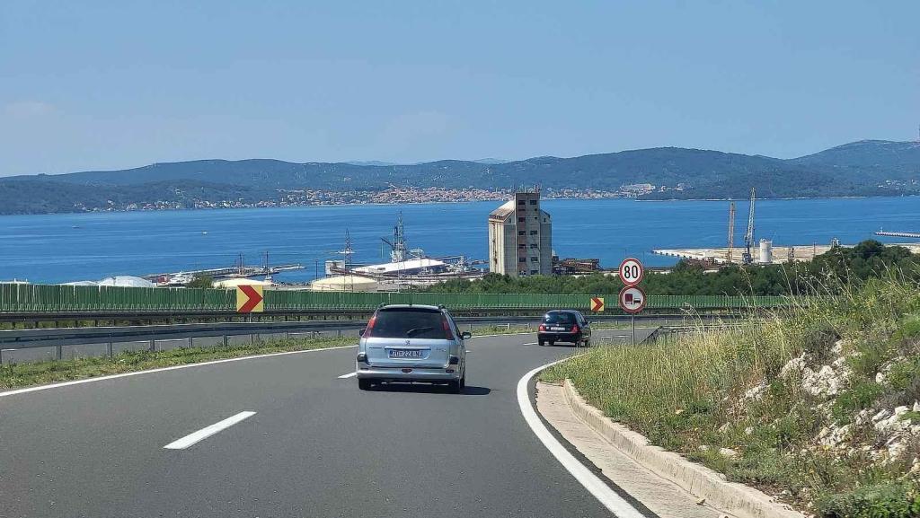 Zadar – brána do Dalmácie. Letos obdrželo město ocenění Nejlepší světová destinace na procházky od New York Times. Je třetím největším na chorvatském jaderském pobřeží.