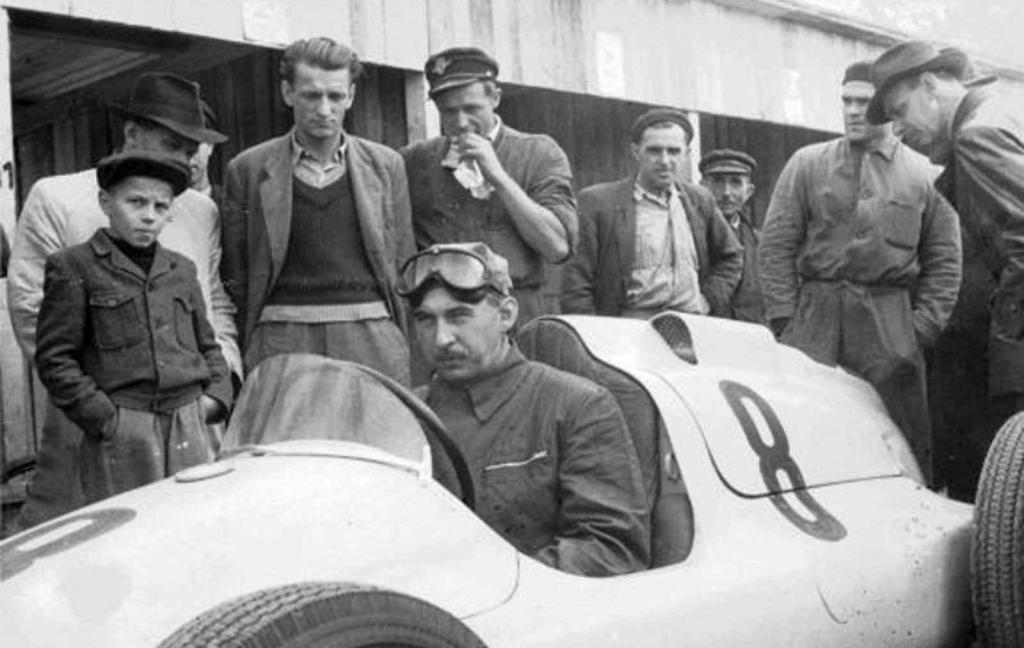 Tovární jezdec Tatry Bruno Sojka jako první předvedl monopost Tatra 607.