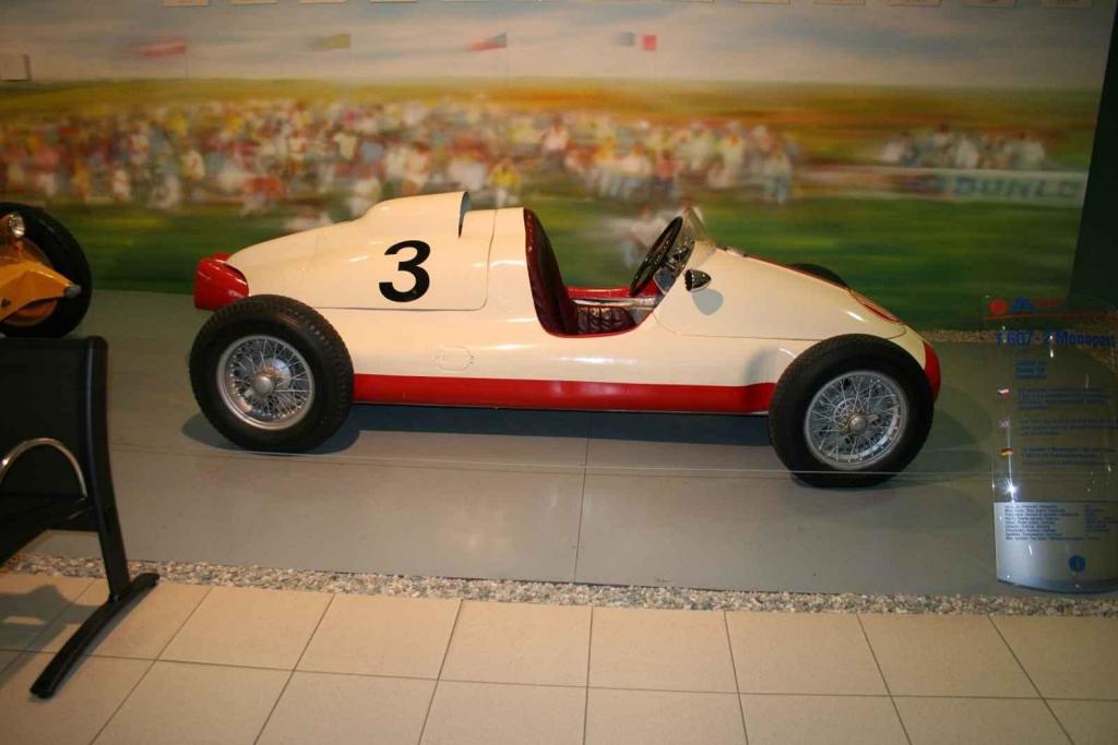 Vystavená Tatra 607-2 v muzeu Tatra v Kopřivnici.