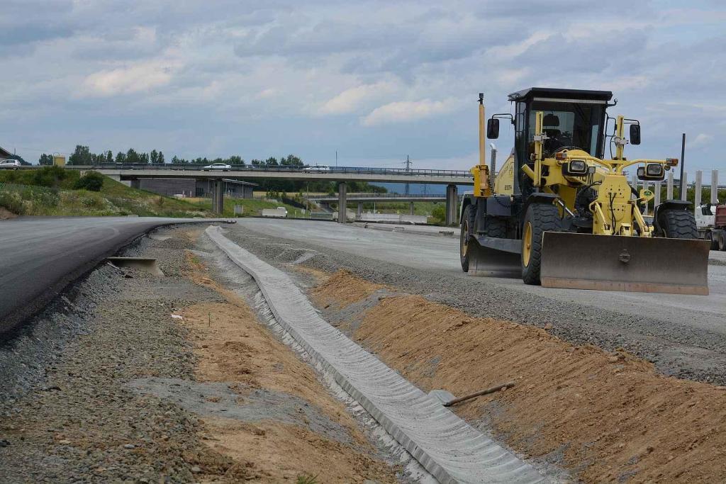 Pokládka cementobetonového a asfaltového povrchu vozovky na stavbě dálnice D1 mezi Říkovicemi a Přerovem, 28. června 2025