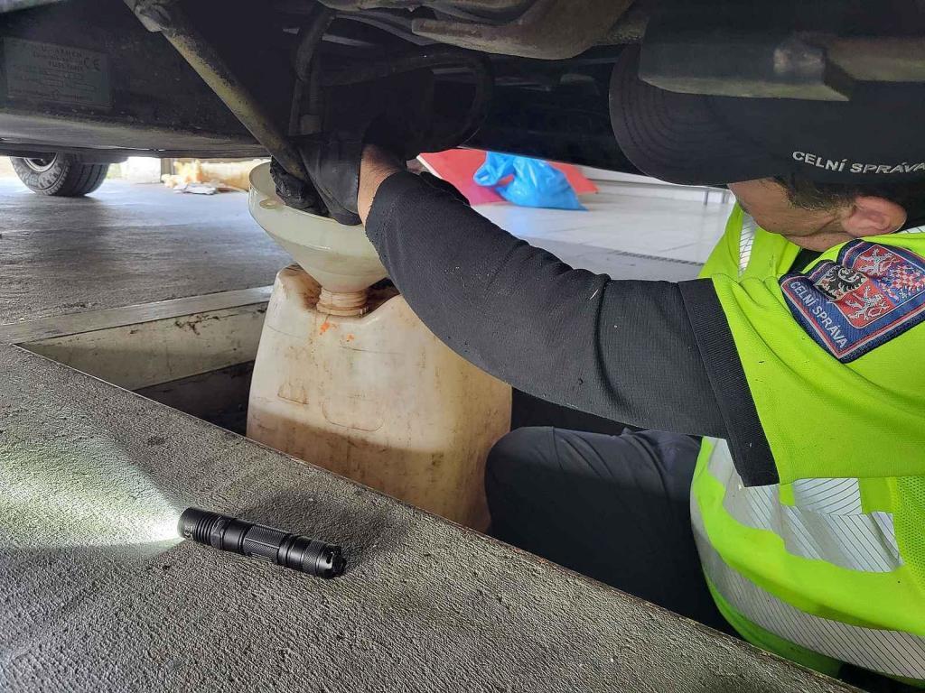 Technický zázrak na D2: Dodávka s nádrží jak raketoplán. Zastavili ji celníci.