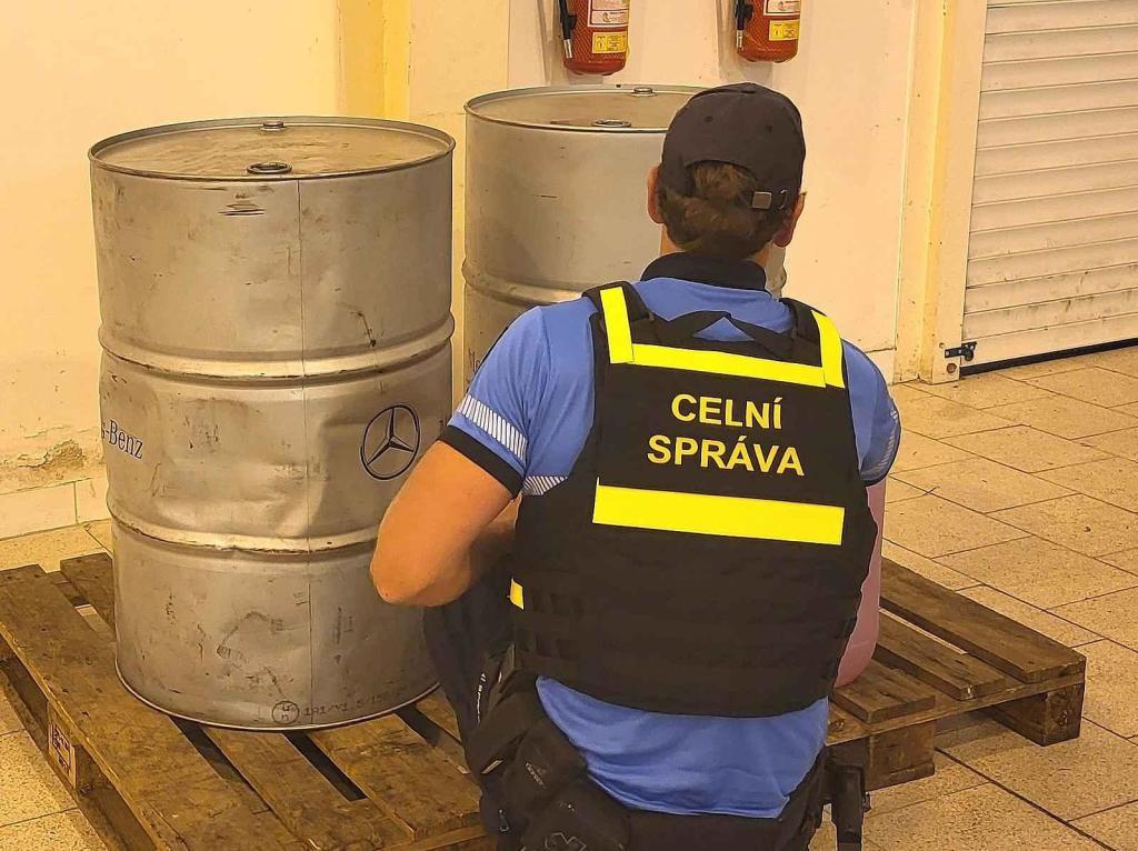 Technický zázrak na D2: Dodávka s nádrží jak raketoplán. Zastavili ji celníci.