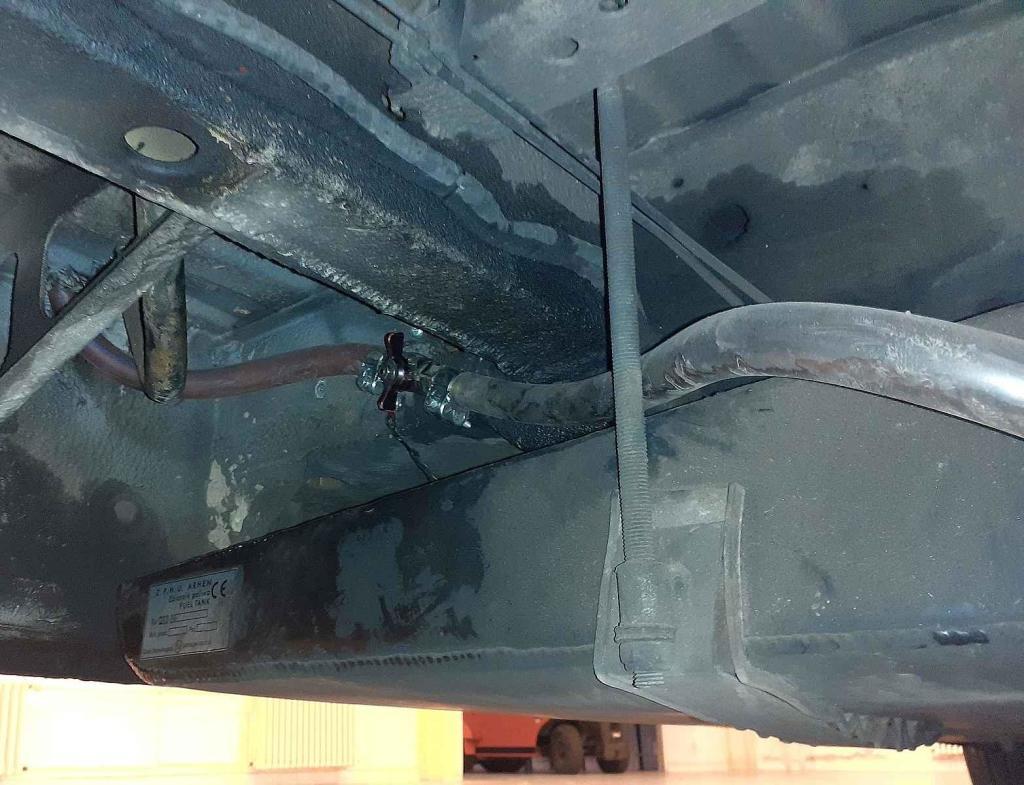 Technický zázrak na D2: Dodávka s nádrží jak raketoplán. Zastavili ji celníci.