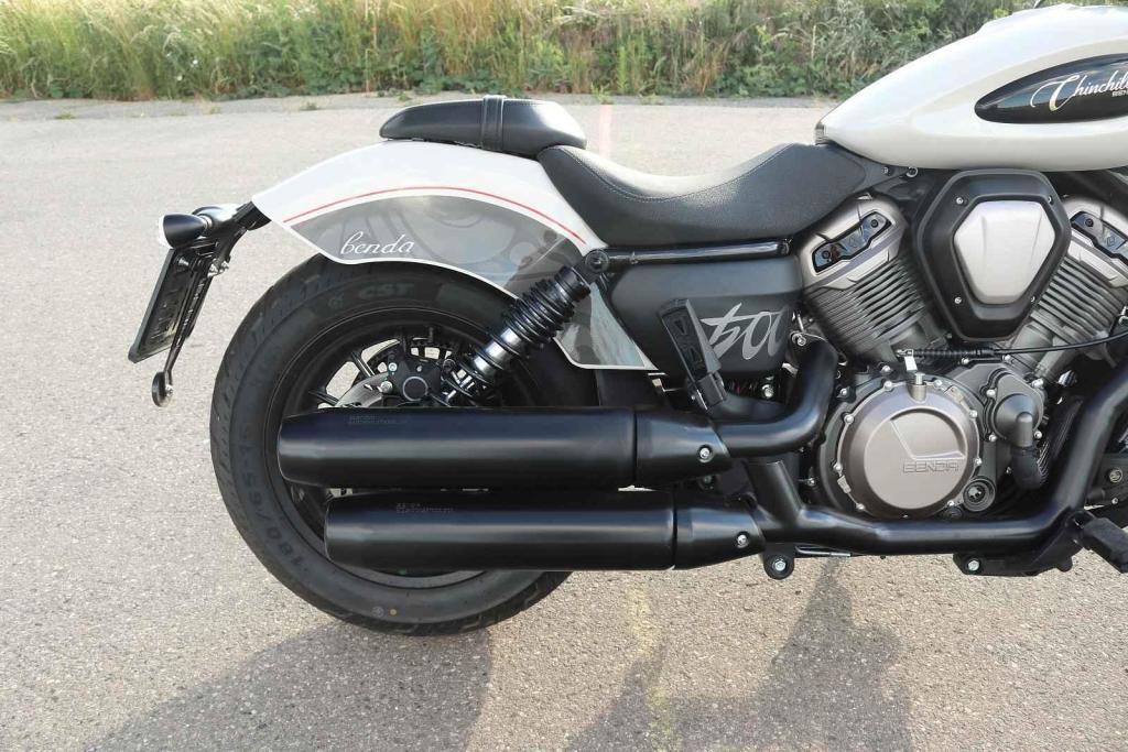Výfuky propůjčují motorce podmanivý hluboký chraplák.