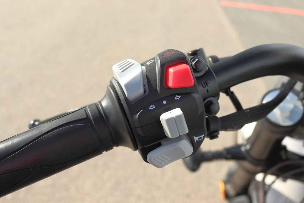 Ovládací se nijak neliší od jakékoliv jiné motorky.