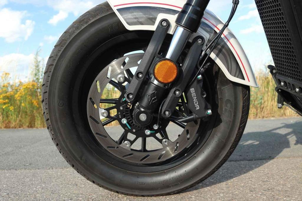 Kotoučové brzdy na obou kolech mají rozměr 320 respektive 260 mm.