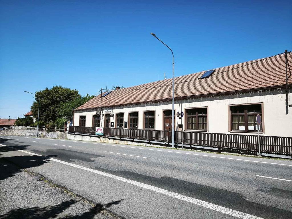 Hostinec u Vkla ve Vlkově pod Oškobrhem.