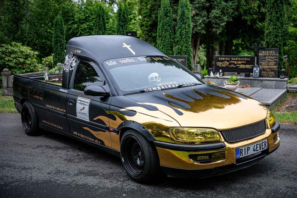 Pohřební automobil pořadatelů závodu Gumbalkan, 4. července 2025, Ostrava.