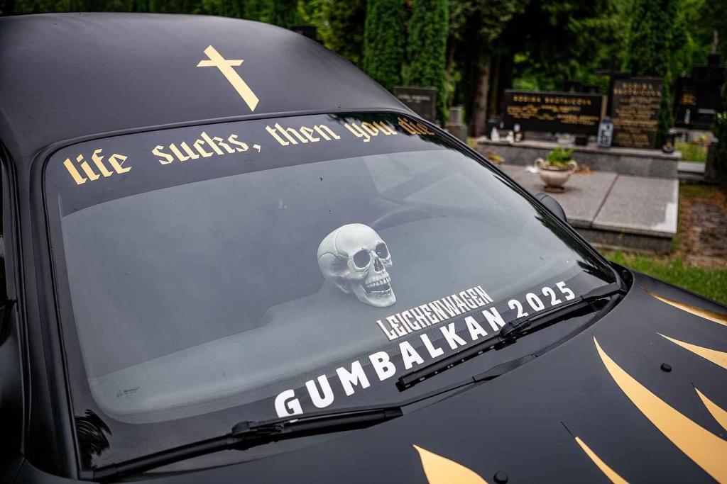 Pohřební automobil pořadatelů závodu Gumbalkan, 4. července 2025, Ostrava.