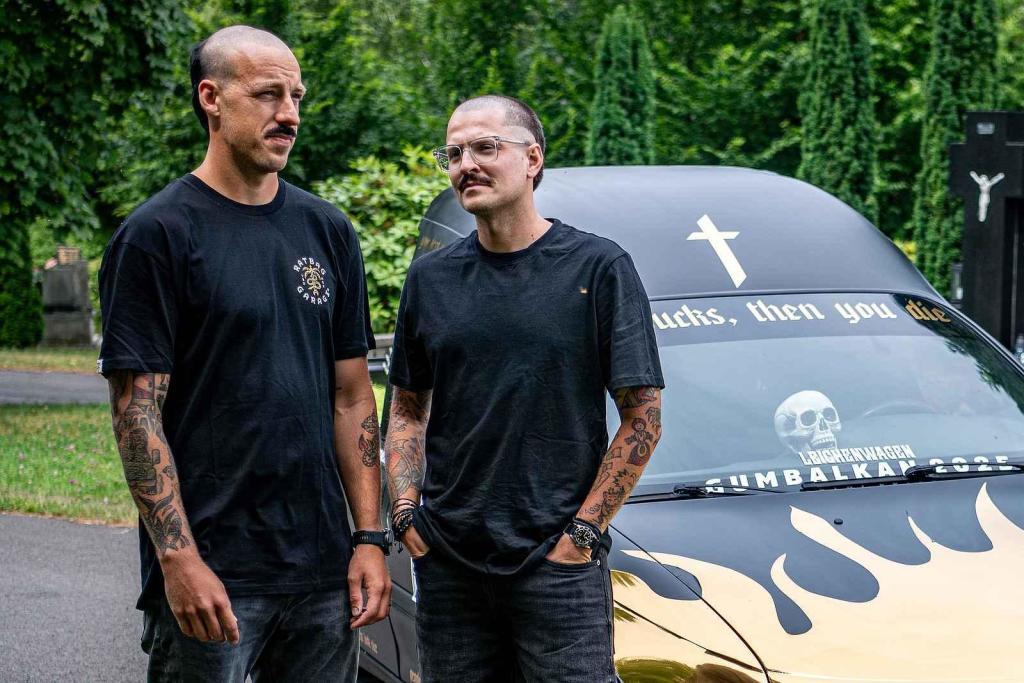 Pohřební automobil pořadatelů závodu Gumbalkan, 4. července 2025, Ostrava. Pořadatele Gumbalkan Richard Nemeth a Stefan Stefanov u svého vozu.