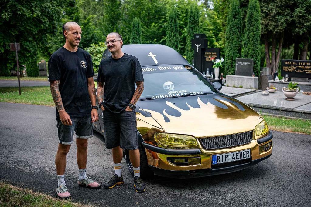 Pohřební automobil pořadatelů závodu Gumbalkan, 4. července 2025, Ostrava. Pořadatele Gumbalkan Richard Nemeth a Stefan Stefanov u svého vozu.