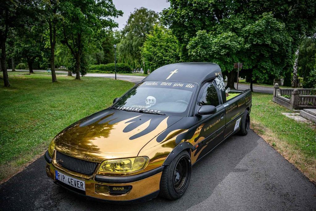 Pohřební automobil pořadatelů závodu Gumbalkan, 4. července 2025, Ostrava.