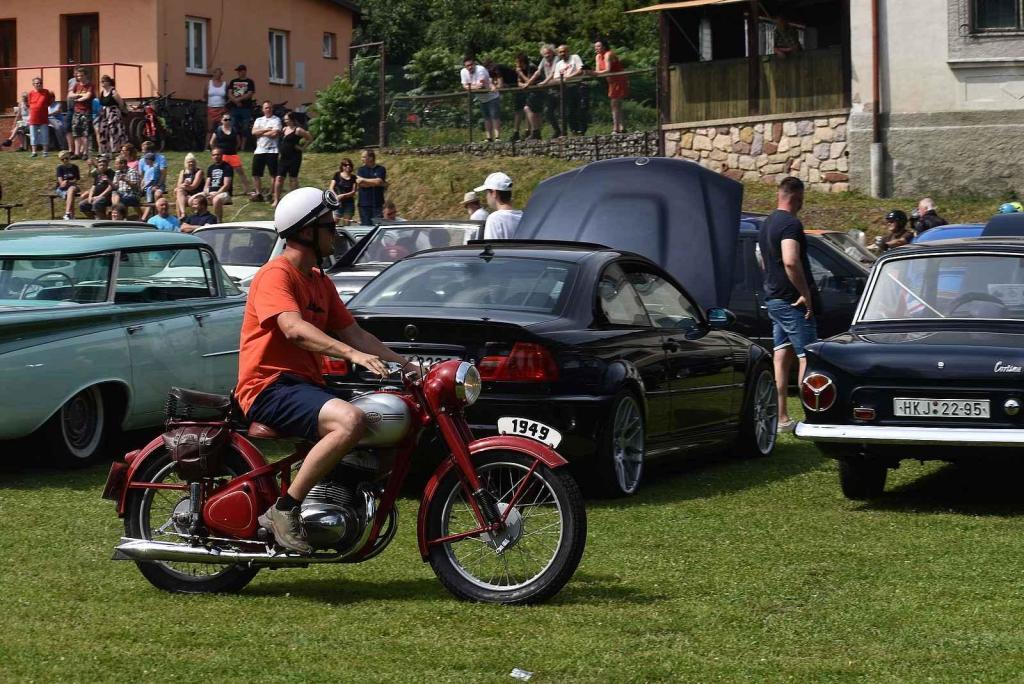 Sraz veteránů a nákladních vozů Tatra přilákal do Heřmánkovic stovky návštěvníků a desítky majitelů historických a nákladních vozů.