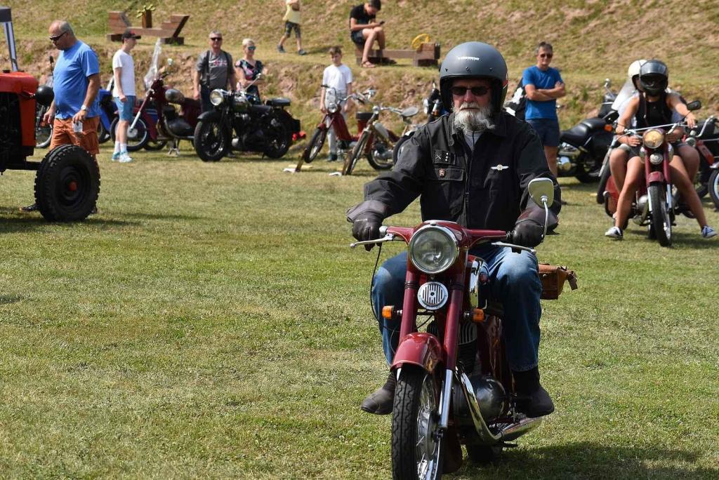Sraz veteránů a nákladních vozů Tatra přilákal do Heřmánkovic stovky návštěvníků a desítky majitelů historických a nákladních vozů.