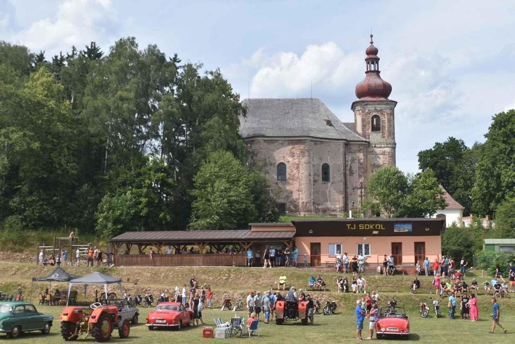 Sraz veteránů a nákladních vozů Tatra přilákal do Heřmánkovic stovky návštěvníků a desítky majitelů historických a nákladních vozů.