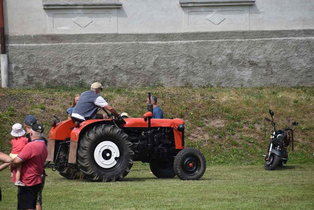 Sraz veteránů a nákladních vozů Tatra přilákal do Heřmánkovic stovky návštěvníků a desítky majitelů historických a nákladních vozů.