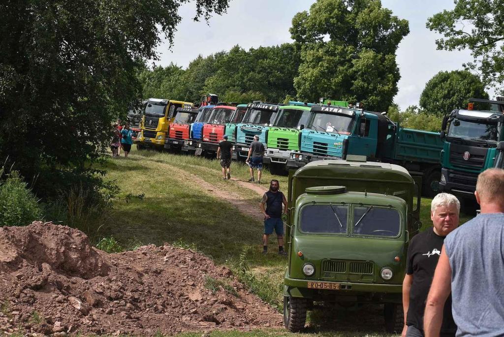 Sraz veteránů a nákladních vozů Tatra přilákal do Heřmánkovic stovky návštěvníků a desítky majitelů historických a nákladních vozů.