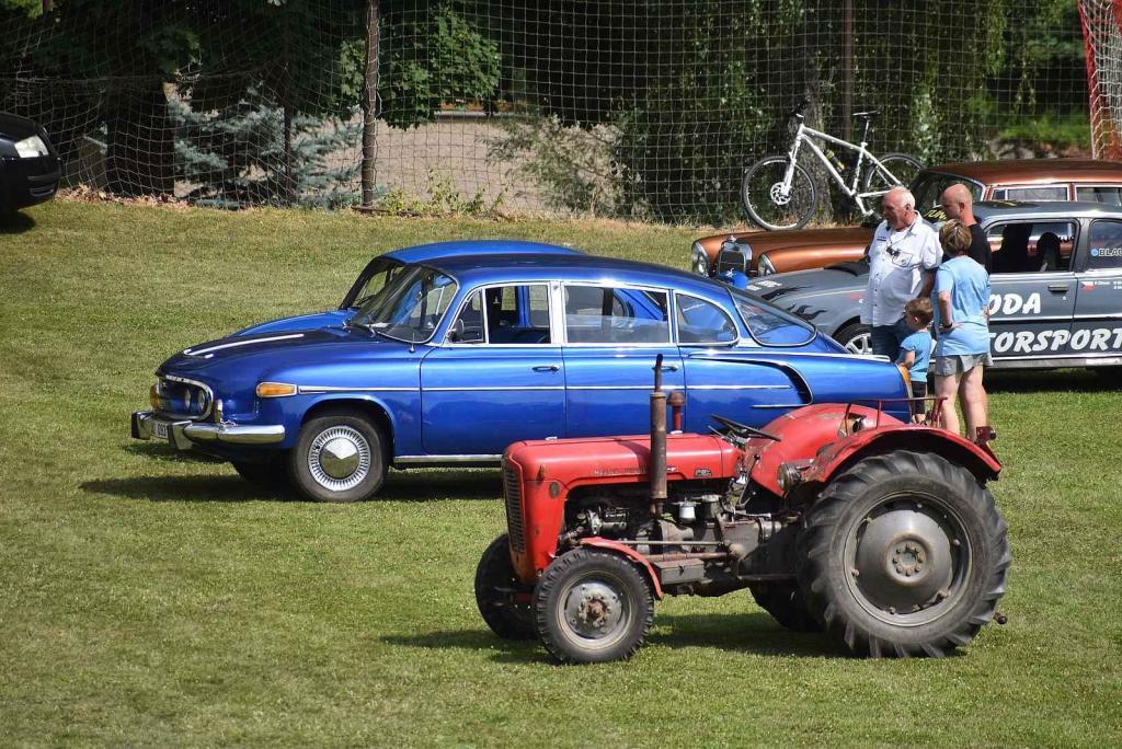 Sraz veteránů a nákladních vozů Tatra přilákal do Heřmánkovic stovky návštěvníků a desítky majitelů historických a nákladních vozů.