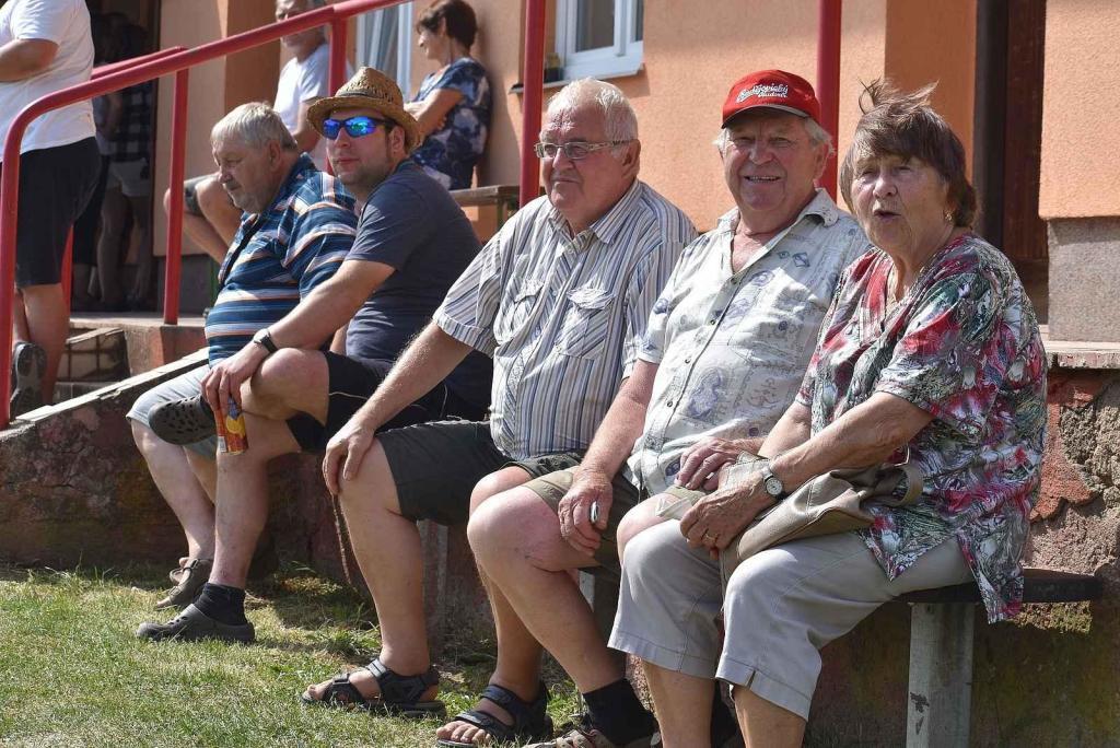 Sraz veteránů a nákladních vozů Tatra přilákal do Heřmánkovic stovky návštěvníků a desítky majitelů historických a nákladních vozů.