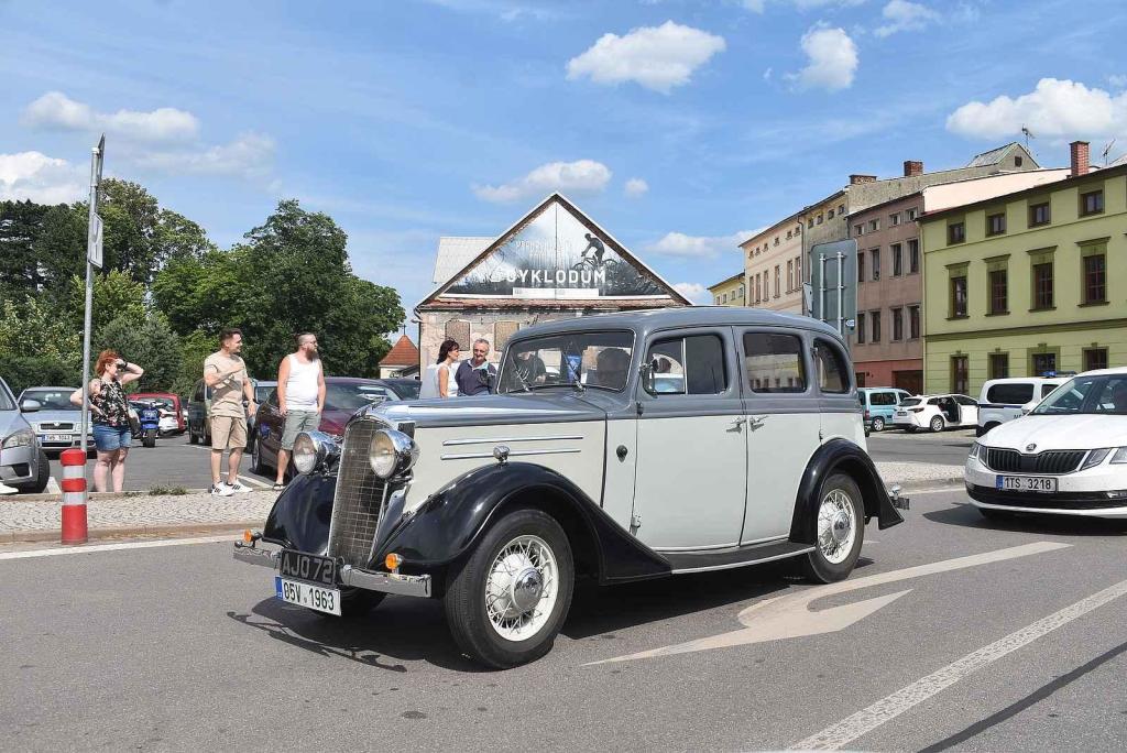 Sraz veteránů a nákladních vozů Tatra přilákal do Heřmánkovic stovky návštěvníků a desítky majitelů historických a nákladních vozů.