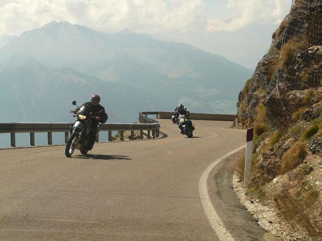 Horské oblasti Franci či Španělska jsou oblíbeným cílem motorkářů, právě v těchto zemích však narazíte na specifická pravidla.