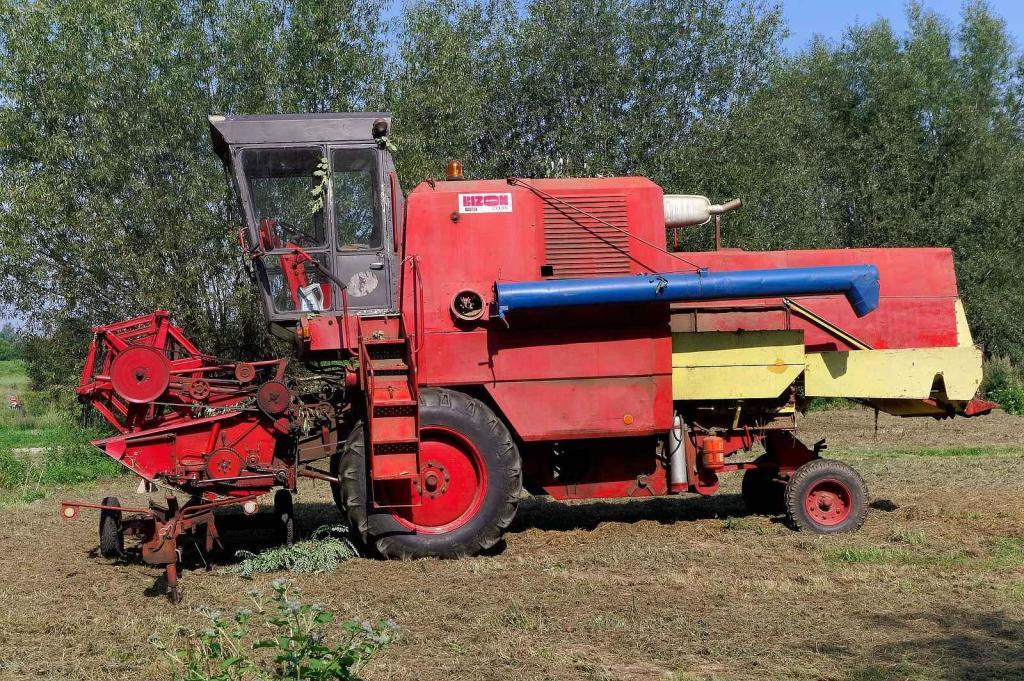 Zvuk motoru při vyšších otáčkách nebo tvar připomínající bizona, vynesly kombajnům značky Bizon titul skutečné legendy polského venkova. Na snímku je model Z-056.