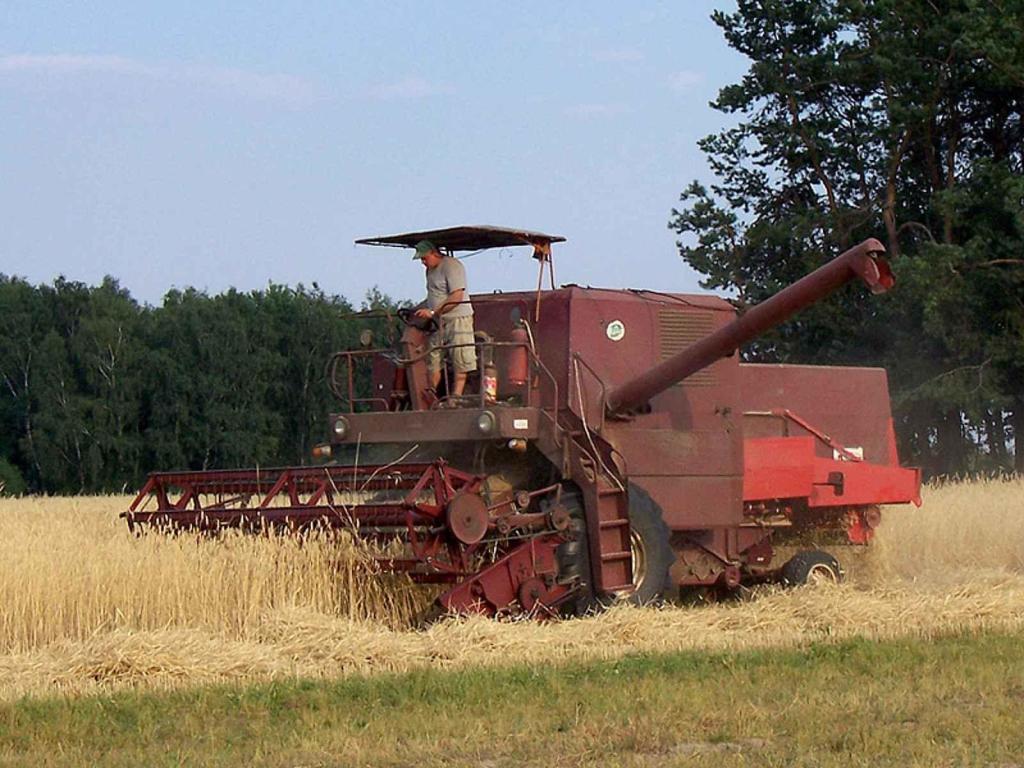 Sklízecí mlátička Bizon Z-056.