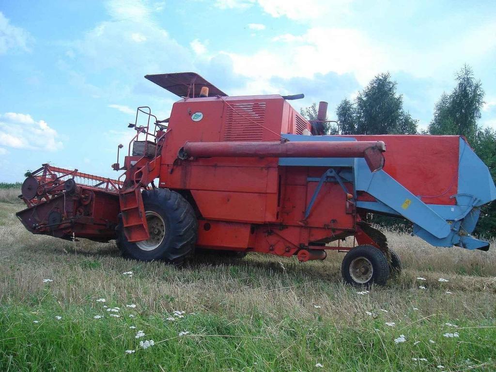 Kombajn Z-056 z roku 1987. Modré prvky jsou přidaný drtič slámy.
