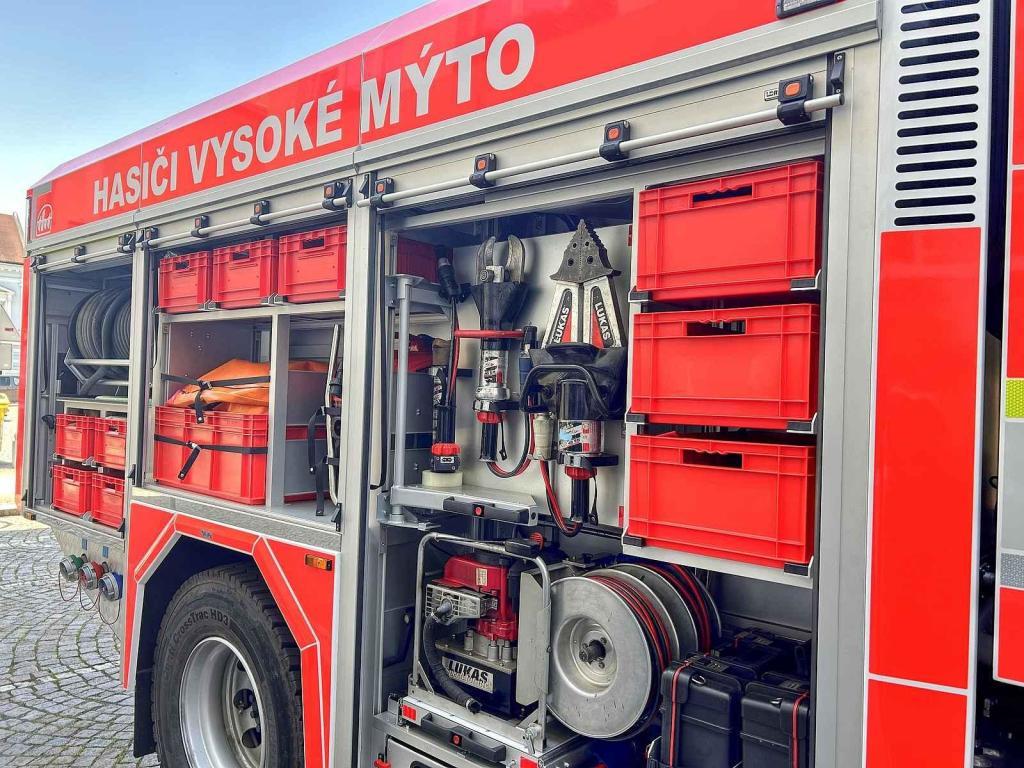 Dobrovolní hasiči ve Vysokém Mýtě získali profesionální techniku. V jejich garáži nově parkuje zásahový vůz Tatra Force.