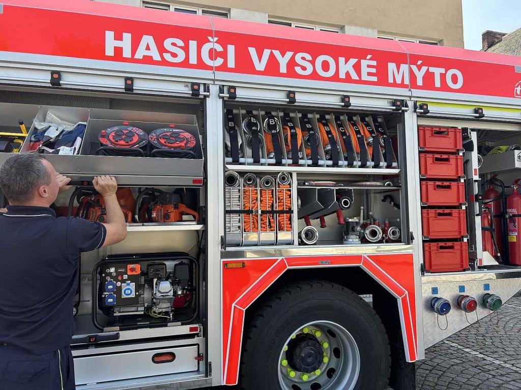 Dobrovolní hasiči ve Vysokém Mýtě získali profesionální techniku. V jejich garáži nově parkuje zásahový vůz Tatra Force.