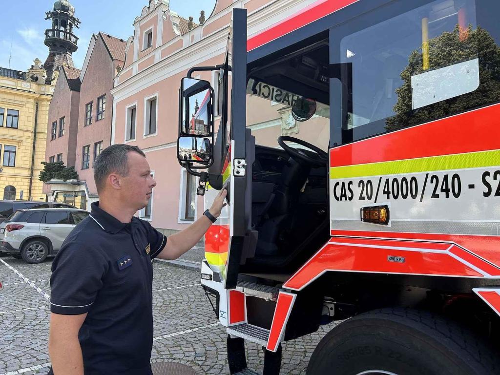 Dobrovolní hasiči ve Vysokém Mýtě získali profesionální techniku. V jejich garáži nově parkuje zásahový vůz Tatra Force.