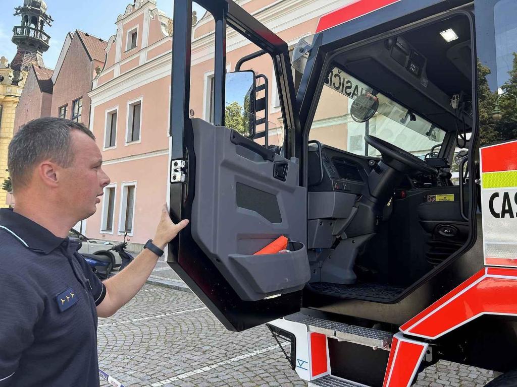 Dobrovolní hasiči ve Vysokém Mýtě získali profesionální techniku. V jejich garáži nově parkuje zásahový vůz Tatra Force.