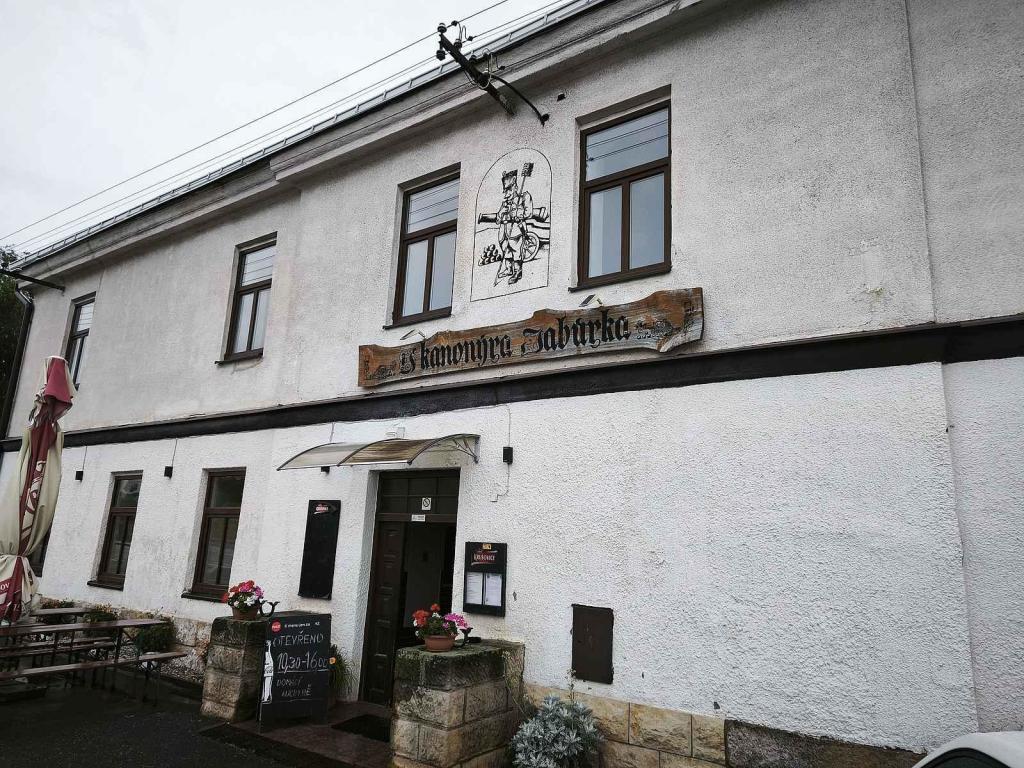 Motorest U kanonýra Jabůrka v Sadové.