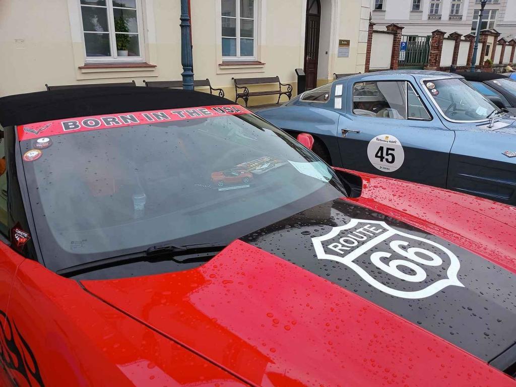 V Plzeňském Prazdroji si dali sraz příznivci amerických sportovních vozů Corvette.