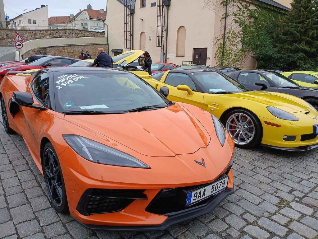 V Plzeňském Prazdroji si dali sraz příznivci amerických sportovních vozů Corvette.