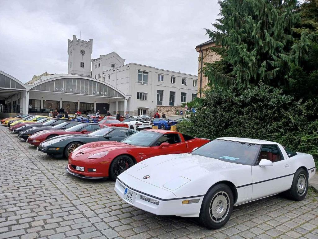V Plzeňském Prazdroji si dali sraz příznivci amerických sportovních vozů Corvette.