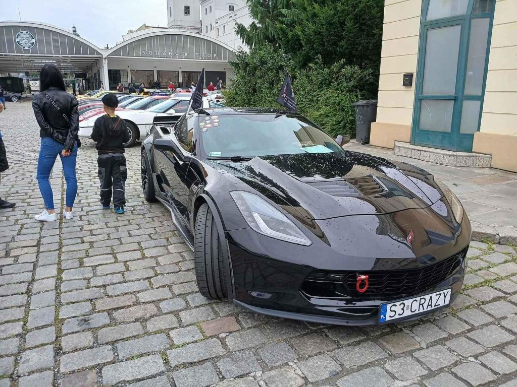V Plzeňském Prazdroji si dali sraz příznivci amerických sportovních vozů Corvette.