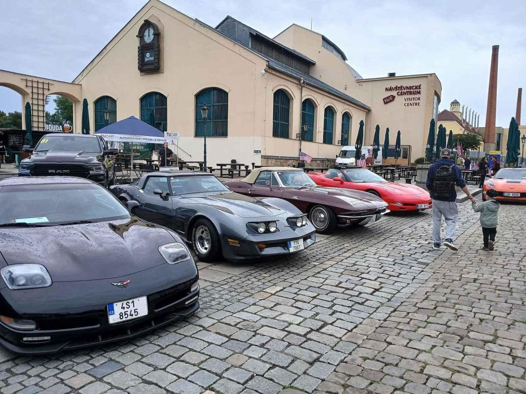 V Plzeňském Prazdroji si dali sraz příznivci amerických sportovních vozů Corvette.