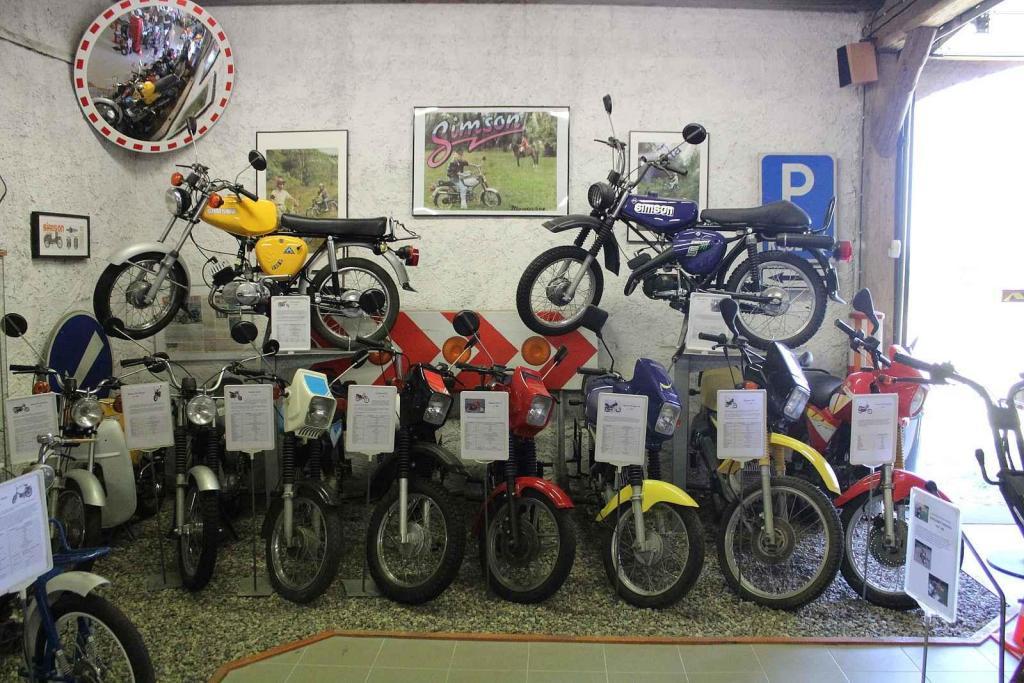 Motocykly Simson v expozici muzea v Žabovřeskách nad Ohří.