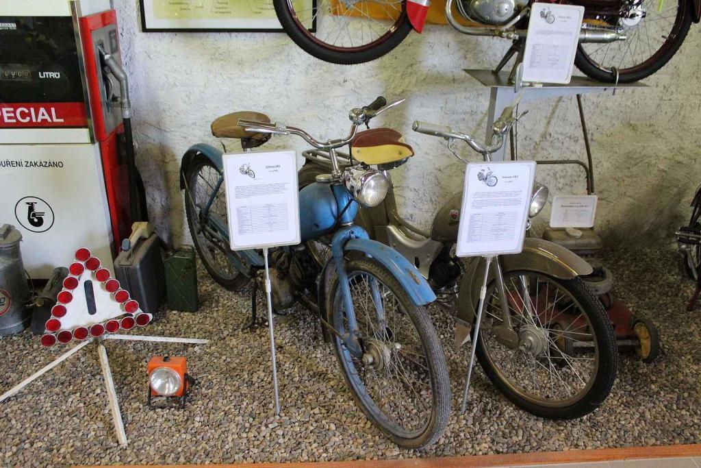 Vlevo Simson SR1, vpravo Simson SR2.
