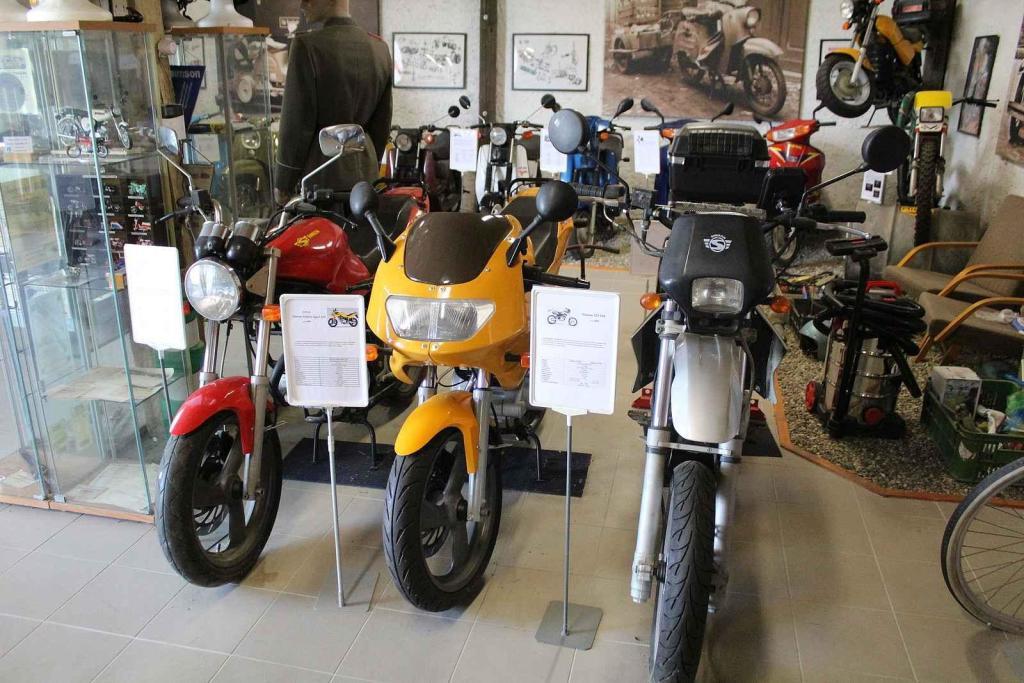 Motocykly Simson z poslední produkce. Žlutý je prototyp Shikra Sport 125 z roku 1999.