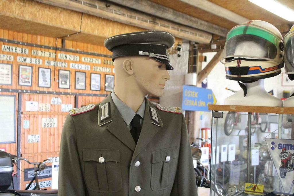 V muzeu nechybí ani figurína s uniformou východněmeckého policisty.
