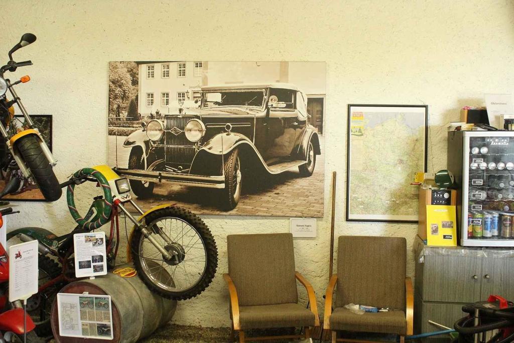 Velká fotografie připomínající ve firmě Simson výrobu osobních automobilů.