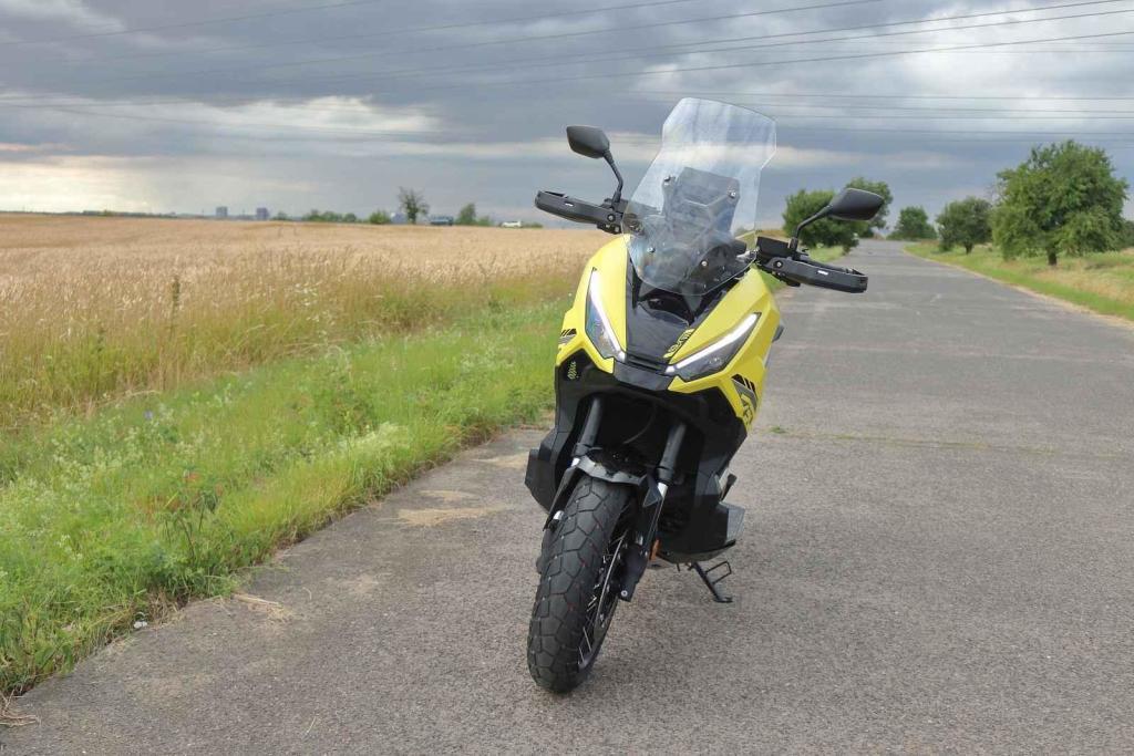 Sebevědomá příď připomíná silný motocykl.